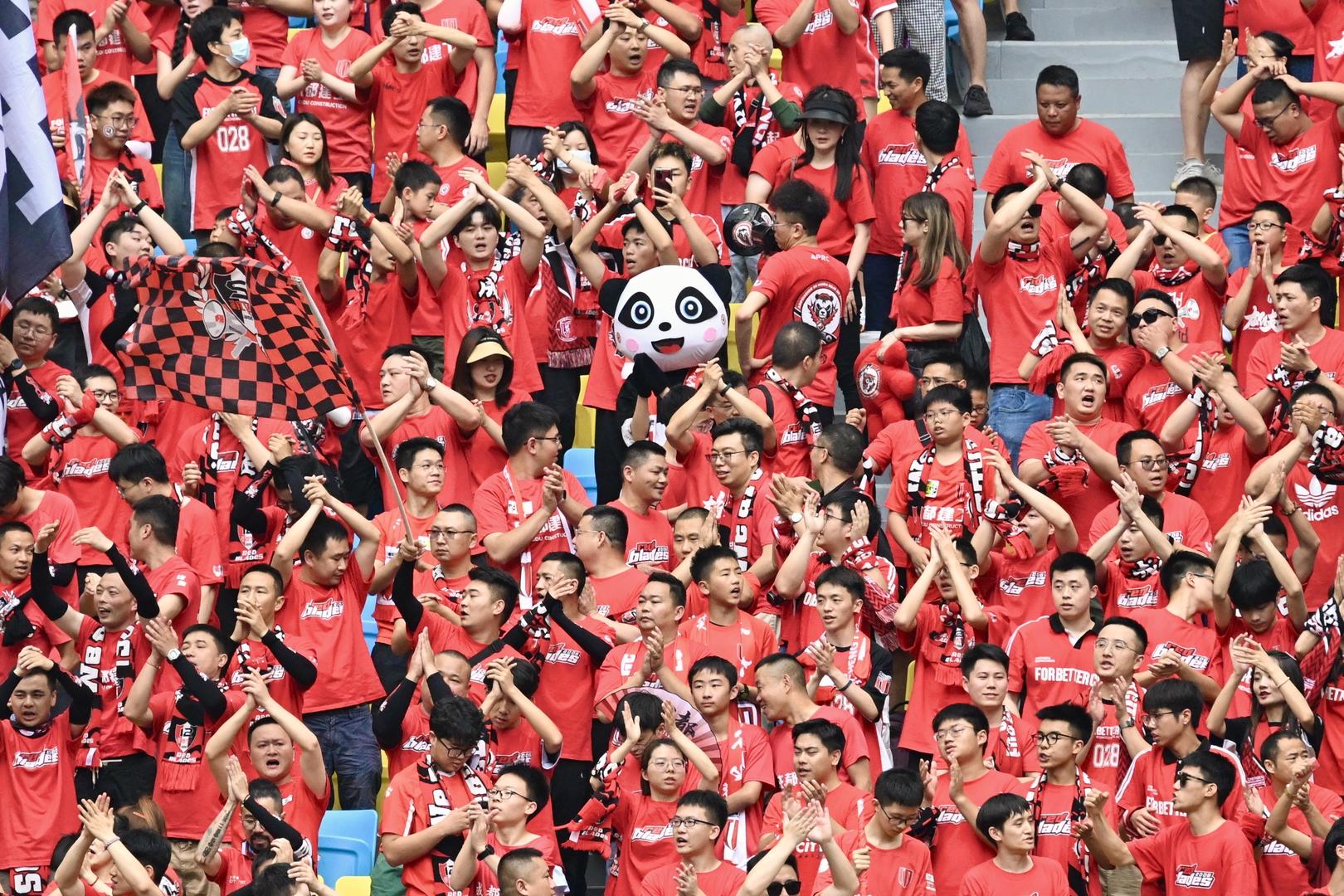 体育赛事吸引众多球迷观看，场面火爆比拼激动人心的简单介绍