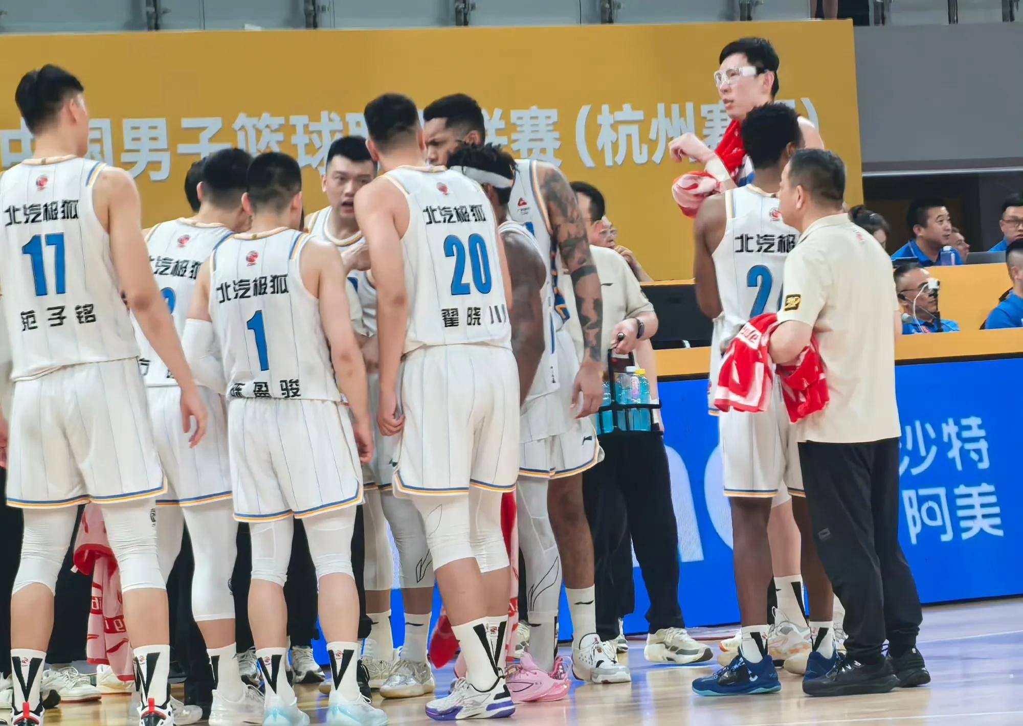 精彩纷呈的比赛充满悬念球员投入热情