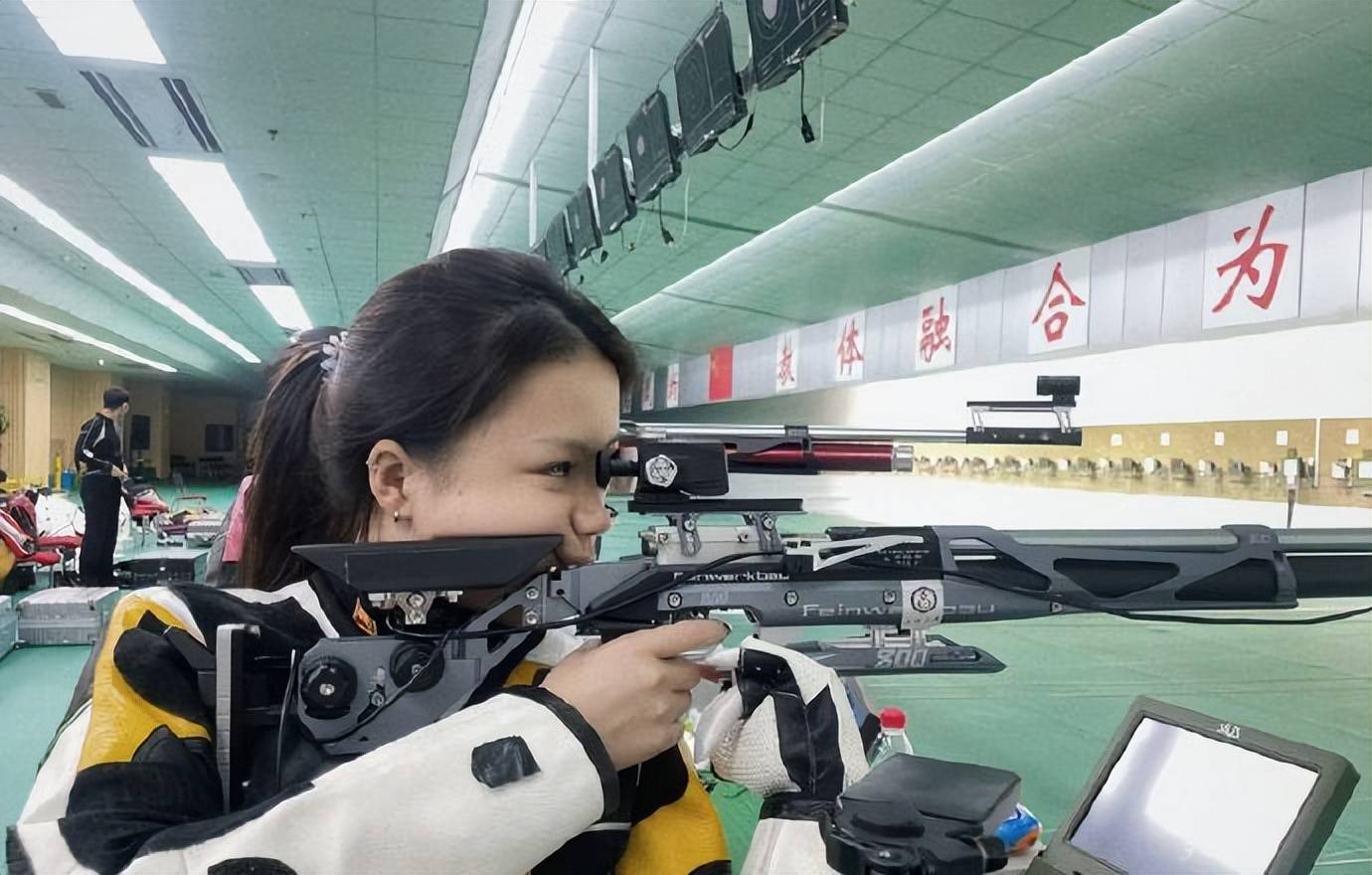 射击运动员逐鹿场上激动人心的简单介绍