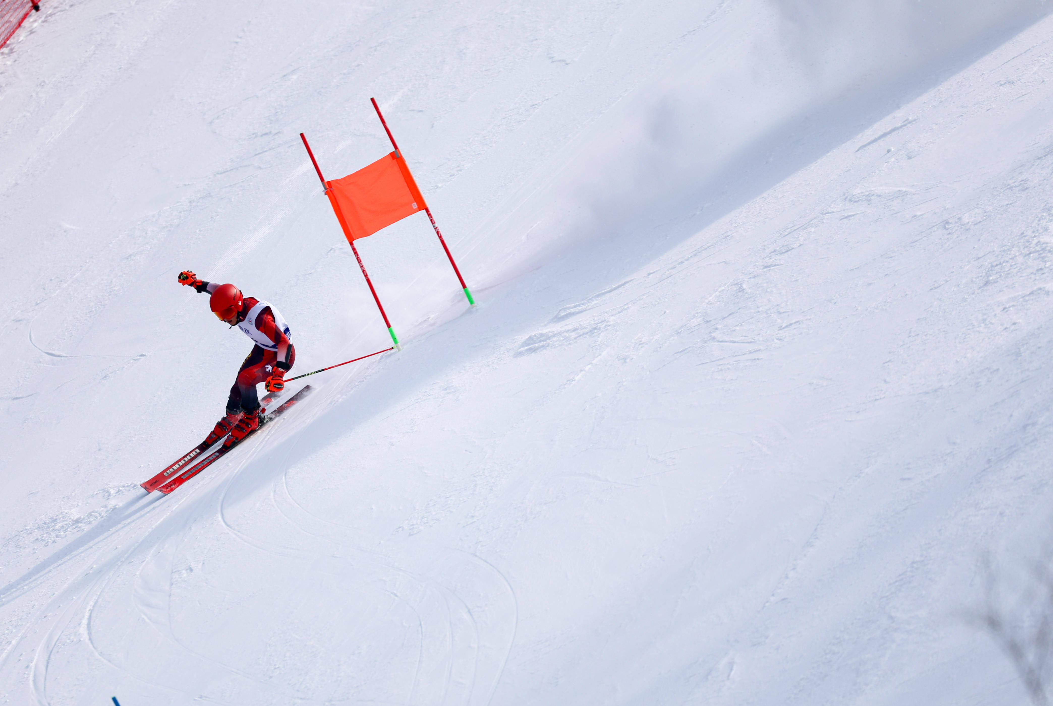 关于滑雪比赛中选手速度飞快,挑战极限突破的信息 关于滑雪比赛中选手速度飞快,挑战极限突破的信息