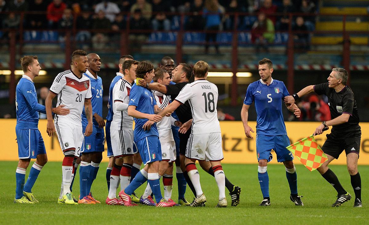 焦点比赛即将开启,AC米兰全队备战 焦点比赛即将开启,AC米兰全队备战