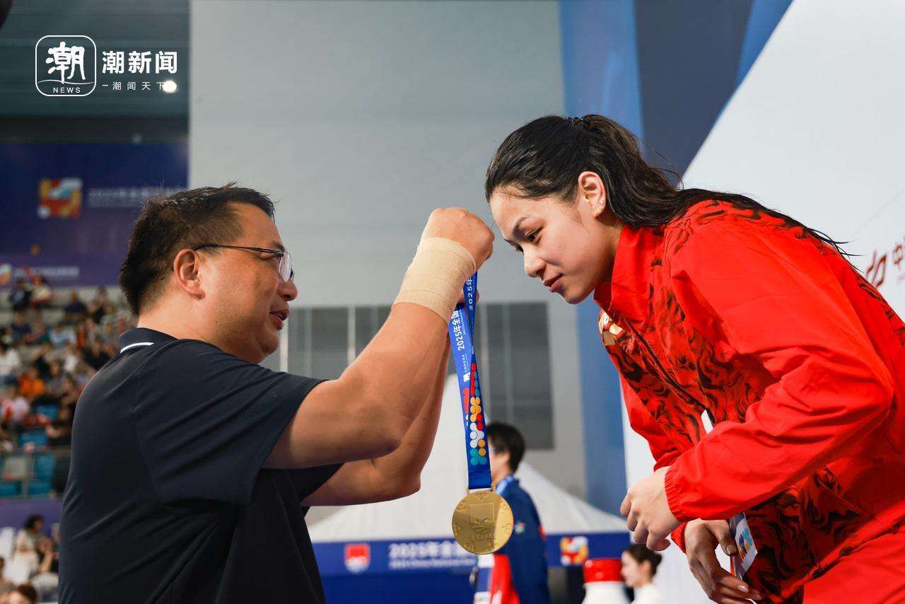 游泳女将发挥出色,夺得冠军 游泳女将发挥出色,夺得冠军