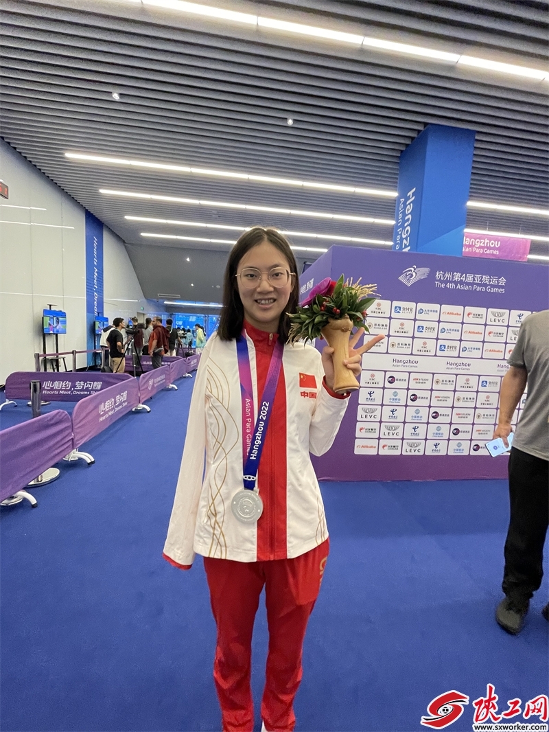 游泳女将发挥出色,夺得冠军 游泳女将发挥出色,夺得冠军