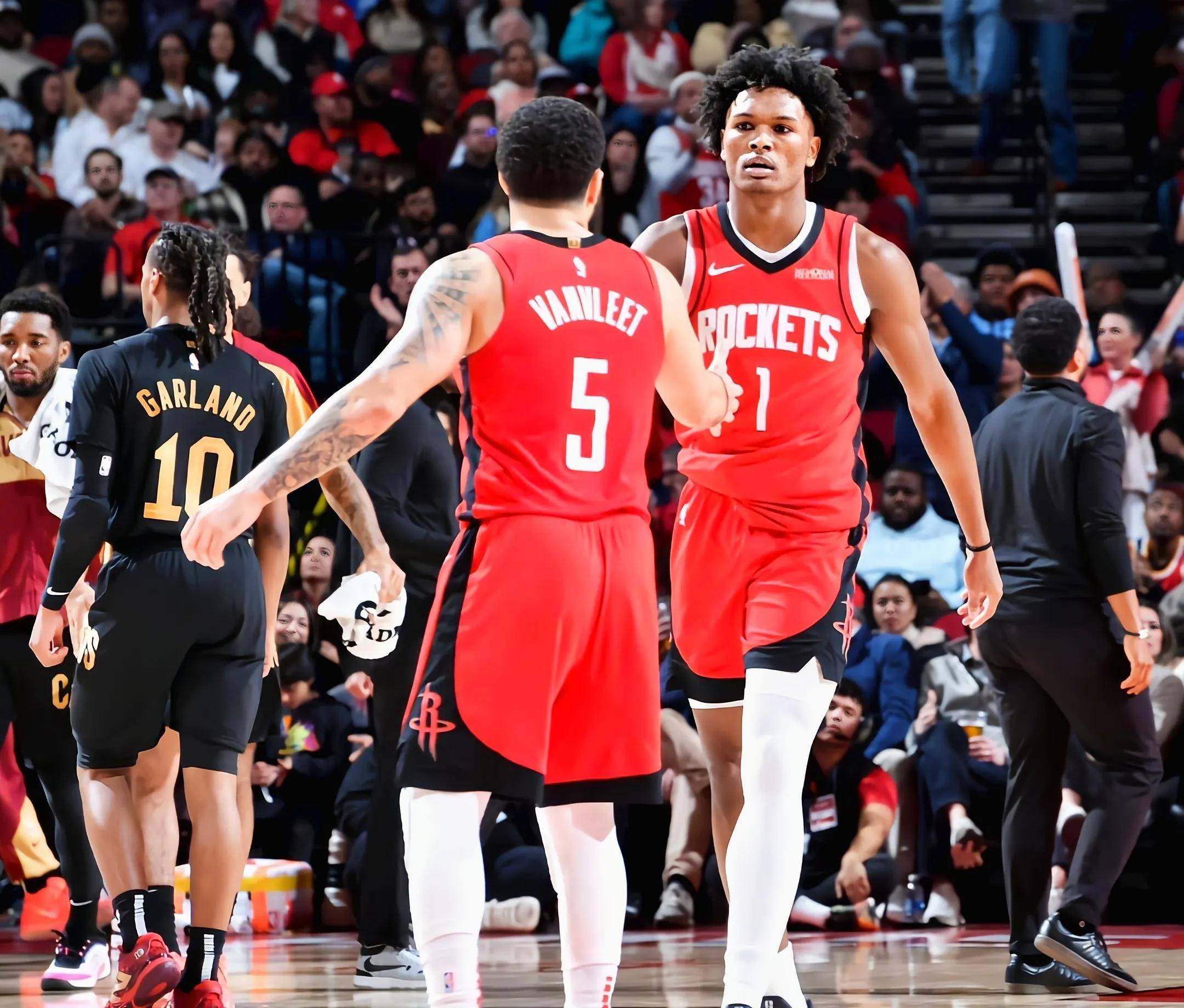 火箭力克快船,胜负悬念仍存 火箭力克快船,胜负悬念仍存