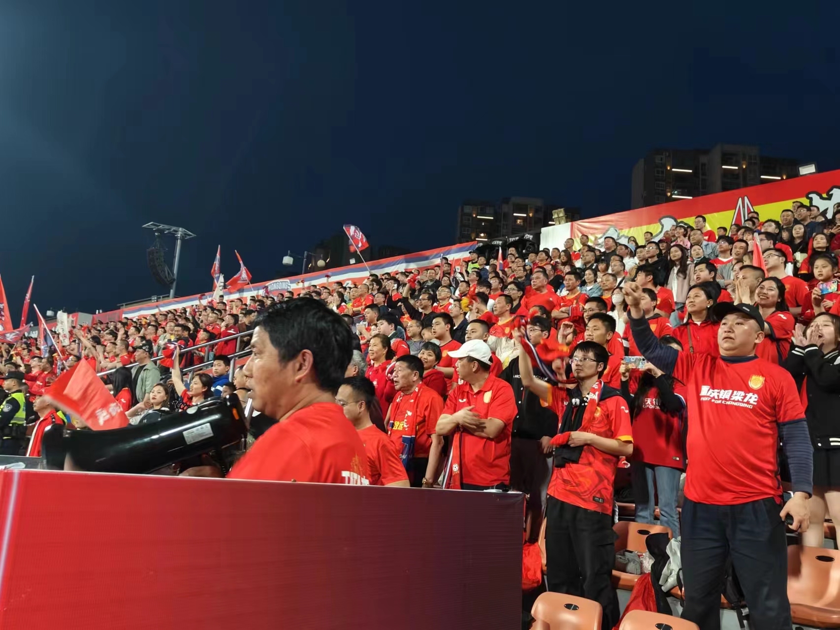 精彩赛事引爆全场,球迷尽情沸腾 精彩赛事引爆全场,球迷尽情沸腾